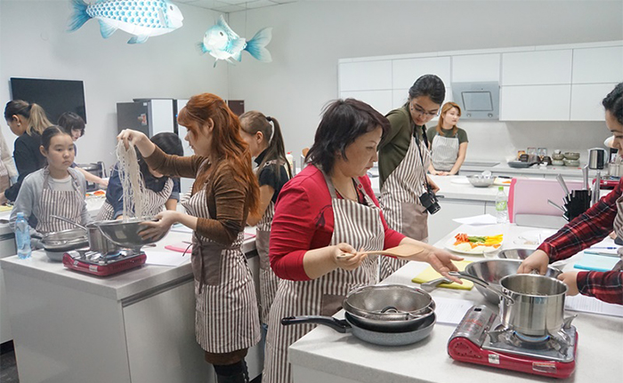 170615_Kazakhstan cooking2_in.jpg